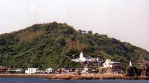 中央の白っぽい建物