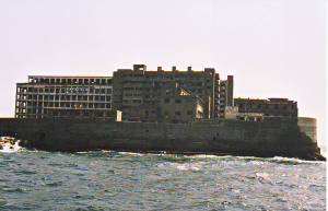 ６５号棟（中央奥）。手前は病院