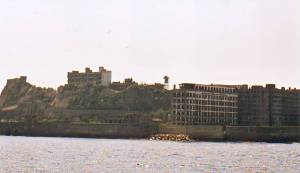 中央に突き出ているのが神社跡