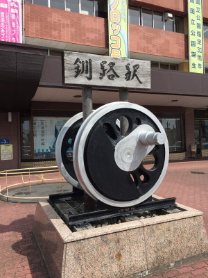 駅の入口正面にある車輪のオブジェ。