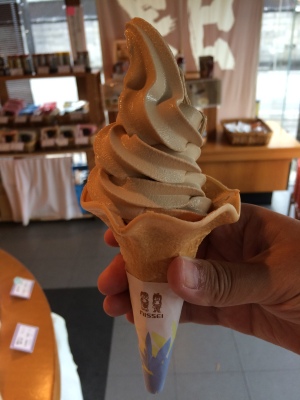醤油ソフトクリーム。・・・なぜ一緒にした？不思議なお味。