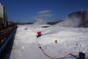 川全体が人口雪で埋まってる。虹、見える？