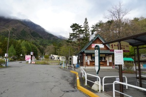 マイカーの方はここで観光バスに乗り換え。